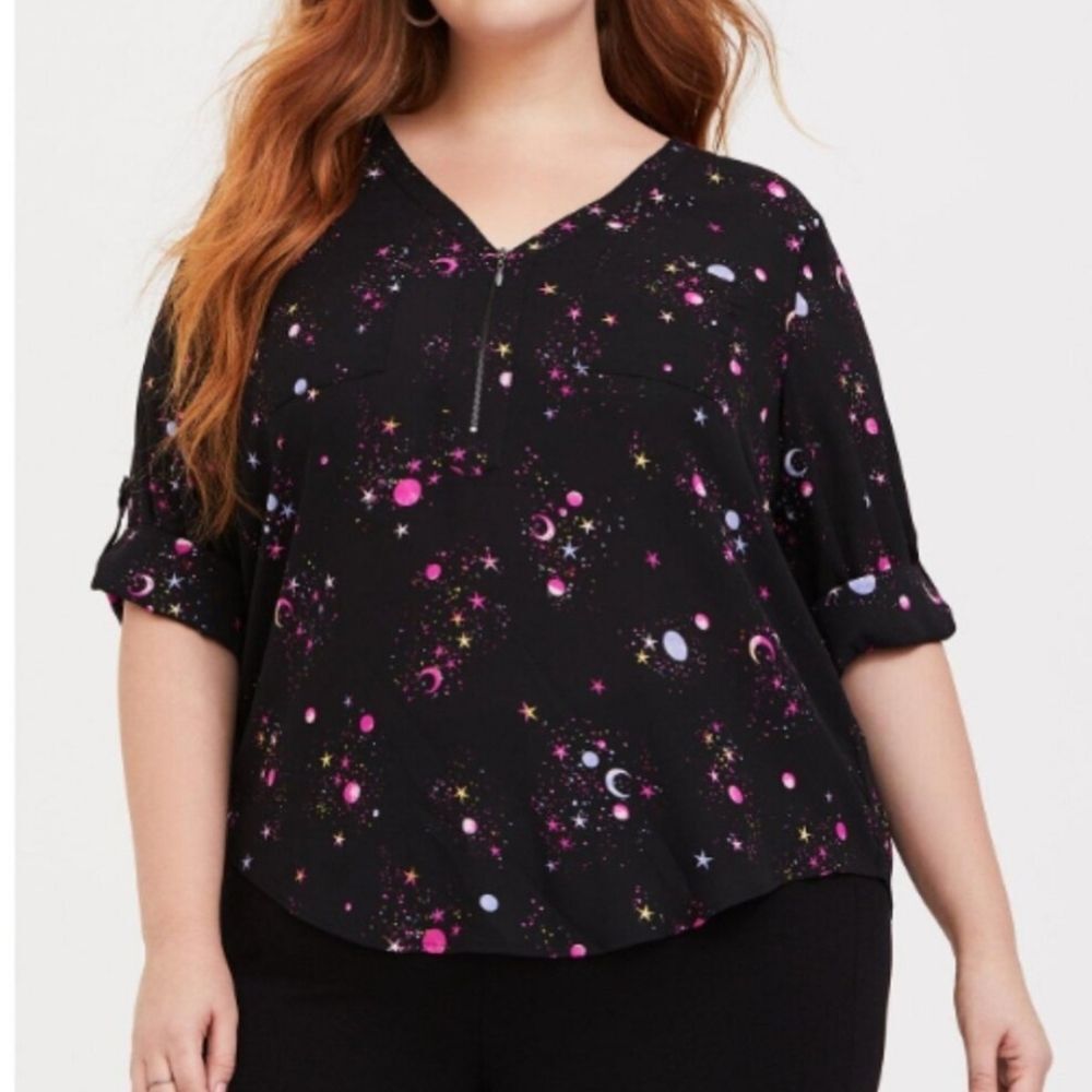 NWOT Torrid Harper Georgette Zip-Front 3/4 Sleeve Pullover Blouse, Galaxy
